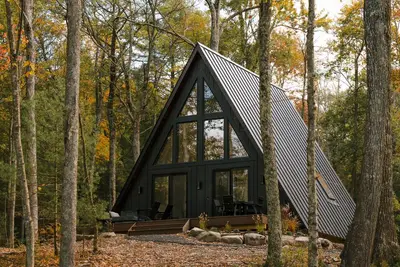 Image de A modern A-frame, nestled in the woods with relaxing outdoor spaces and firepit.