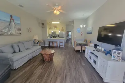Image de Spacious condo sleeps 6, has 2 pools, a playground and is close to the beach.