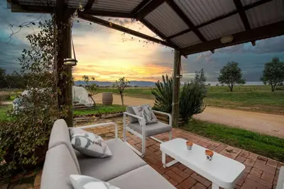 Image de Shawwood Cottage Luxury Mudgee Farm Accommodation with spectacular sunsets and sweeping views to the hills and town, close to town in the midst of popular cellar doors.