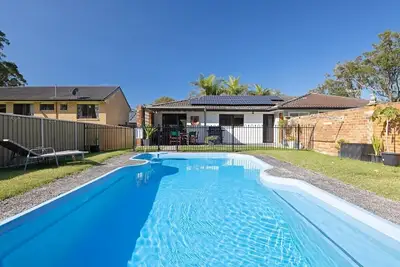Image de Spacious House with Pool - 5 min walk to Lake