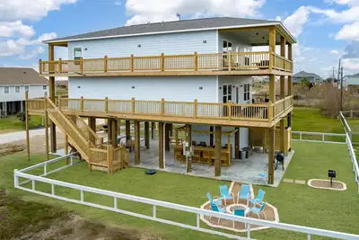 Image de New construction 7 mins from the beach - Tiki Bar - Arcade Room