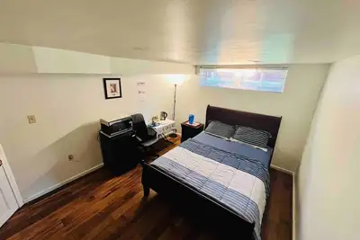 Image de Cozy and Private Bedroom in a Basement with complete Washroom