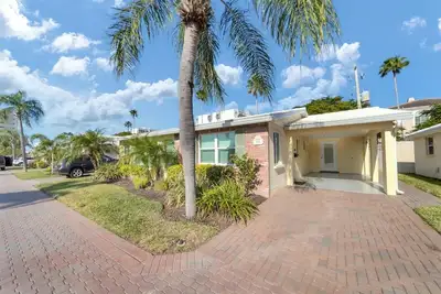 Image de Beautiful Remodeled 2br 2b beachside Villa at Horizons West A-9