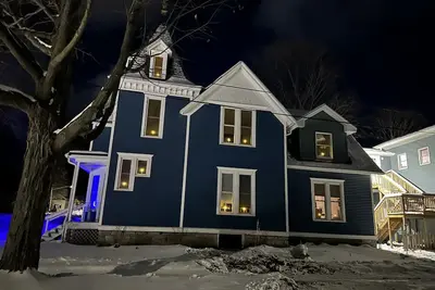 Image de Newly restored Victorian style home built by the Glarum family in 1895.