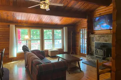 Image de Quiet Log Cabin with private river access and hot tub