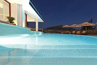 Image de Extraordinary 7 Bdrm Villa w Pool, Gym, Cinema