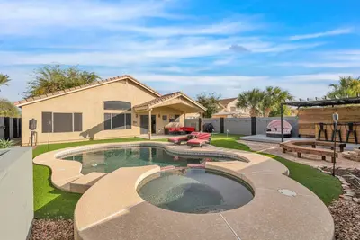 Image de Gilbert Home 1\/2 Mile From Downtown! Luxury Backyard, Pool, Turf, and Game Room!