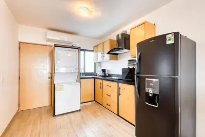 Image de Ocean view condo with scenic balcony, well-equipped kitchen, internet, & W\/D