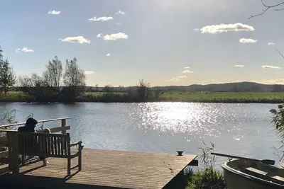 Image de Appartement 'Idyllisches Bauernhaus Am See' avec vue sur le lac, terrasse privée et Wi-Fi