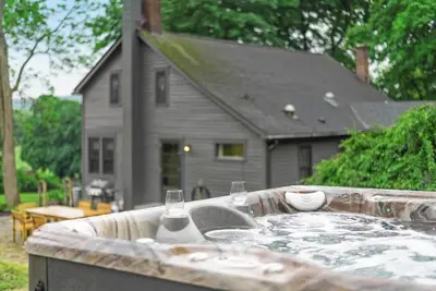 Image de Historic Cottage w Brand New Hot Tub and Game Room