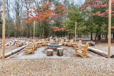 Image de Houtzdale Home w/ Shuffleboard & Pickleball!