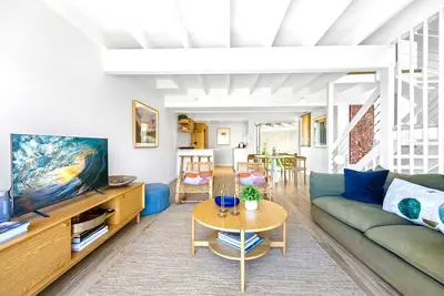 Image de 2-Bed Coastal Haven with Pool by Sunshine Beach