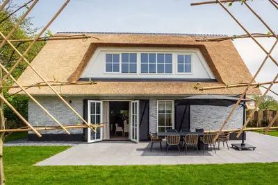 Image de Nouvelle villa au toit de chaume près de la plage