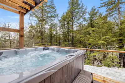 Image de White Mountain Cabin w/Hot Tub Near Saco River