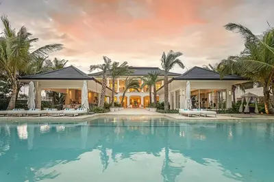 Image de Serena 19: Sumptuous Retreat