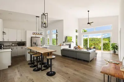 Image de Level Up: Dog-friendly retreat for 8 with mountain views, 3 bedrooms, 2 baths, and a screened patio.