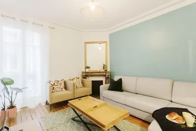 Image de Le Marais - Rue Montorgueil: Découvrez l'Essence de Paris dans Appartement Cosy