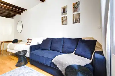 Image de Studio Cosy dans Le Marais, Près de La Seine: Vivez l'Authenticité Parisienne