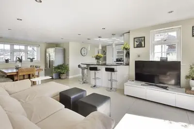 Image de Stylish Remodelled Cottage Spacious 3 bedrooms sleeps 6, parking for 3 cars
