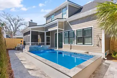 Image de New Home in King City, Sleeps 10, Pool and Screened in Porch with Tv!
