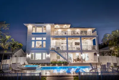 Image de New House, Waterfront, Pool, Hot Tub, Golf Cart