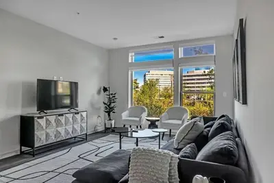 Image de Unique Monochromatic 2br\/2bth Tysons w Amenities + Mall \/ Gym \/ Balcony \/ Pool