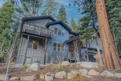 Image de Gorgeous New Build, Forested Back Yard, Heated Floors, Garage & More