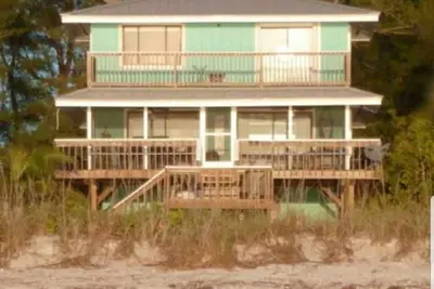 Image de Beachfront Retreat only steps from the Gulf!