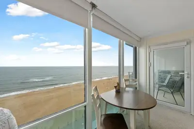 Image de Beachfront Condo with Ocean Views. Sleeps 6.