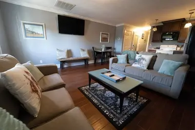 Image de Updated Cozy Unit! Downtown quick walk to center!