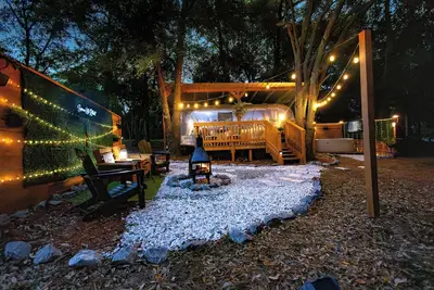 Image de Cozy Lakefront Airstream