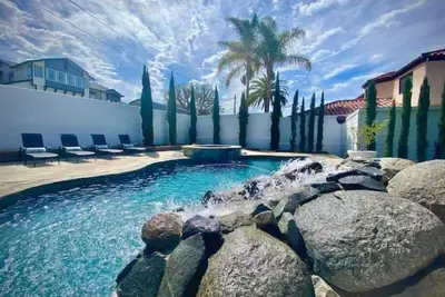 Image de Resort Style Home with Hot Jacuzzi, Relaxing Pool & Patio and Cozy Living Spaces