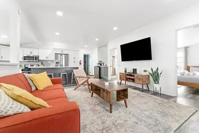Image de Casa Blanca. Modern Home with Hot Tub. Central to everything.