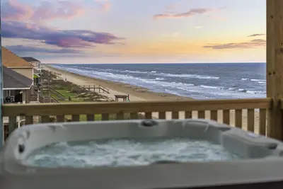 Image de Beachfront | Hot Tub | 6 Bedrooms | Fenced Yard