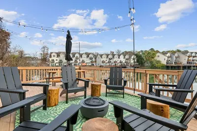 Image de Lakeside with Deck and Waterview