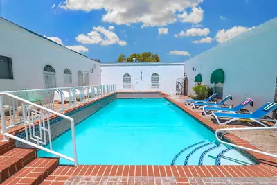 Image de 6 Bdr Villa w/Pool Near The Strip for Big Groups.