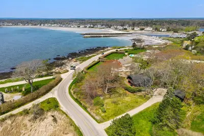 Image de Newly renovated Ocean Avenue home with ocean views. Walkable to town & beaches!
