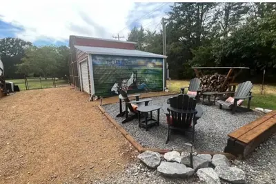 Image de The Lazy Pony at the Barn/Hot Tub/ 3 acres Hiking Trails/Unique Barn Living Area