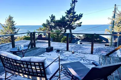 Image de Sunset Serenade. Oceanview Home with Rustic Charm • Walk to Beach