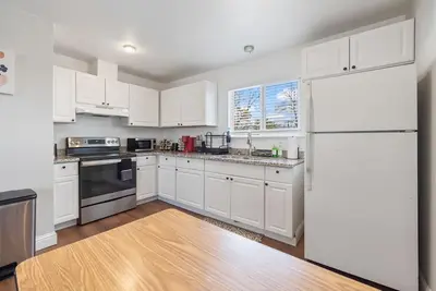 Image de Your Home in Sacramento: 3br w\/ Parking & Laundry