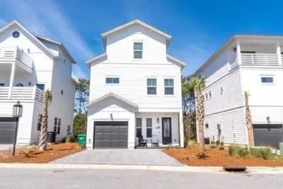 Image de New Inlet Beach House, Steps to 30Avenue, 1/2 Mile to Beach!