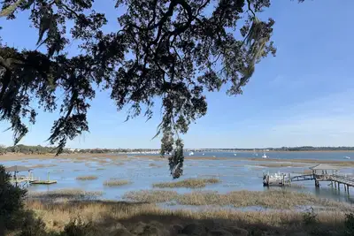 Image de Estate lot! Waterfront! Views of the downtown! A vacationer’s dream home! !