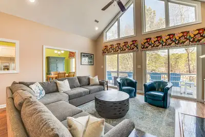 Image de Littleton Home w/ On-Site Lake Gaston Access!