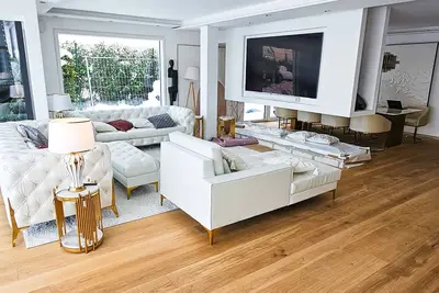 Image de Luxurious Large Home + Pool + Garden + Koi Pond