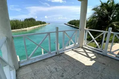 Image de 6br\/5b Beautiful Waterfront Lux Home w\/ Ocean View\n