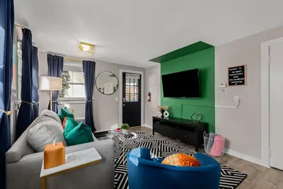 Image de Modern & Stylish Fenton Retreat: Walk to Downtown!