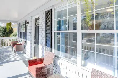 Image de Artsy Savannah Retreat - Downtown, Backyard n Bbq