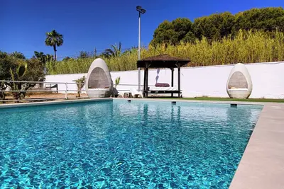 Villa '30 People, Pool, Disco, 10 Min Beach' avec vue montagne, Wi-Fi et climatisation