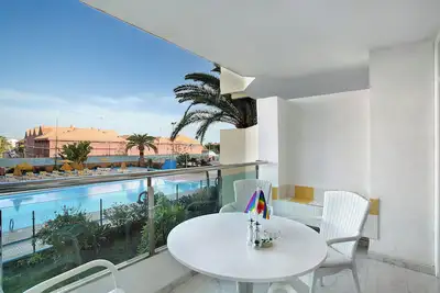 Image de Appartement de vacances 'Yumbo Roque Nublo' avec piscine partagée et terrasse
