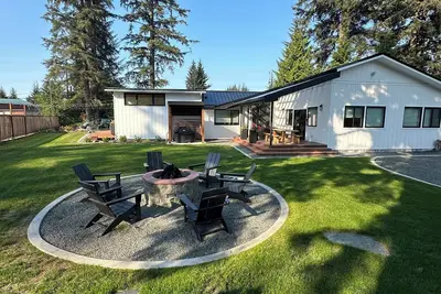 Image de The Spruce House - hot tub, outdoor fireplace, fire pit near airport, shopping